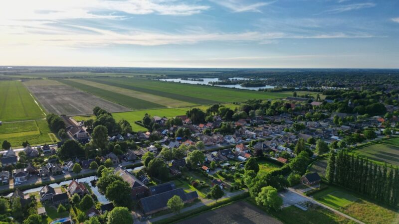 Een droneshot van het dorp en gemeente Veendam