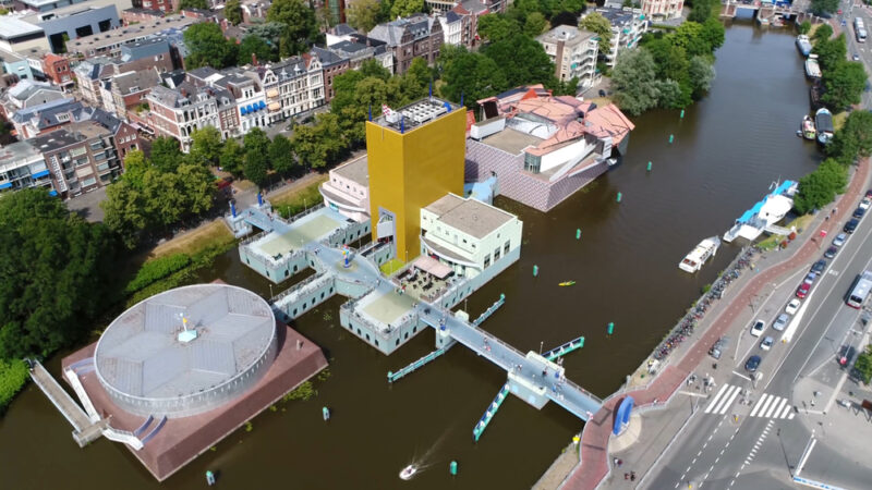 Een luchtfoto van het Groninger Museum