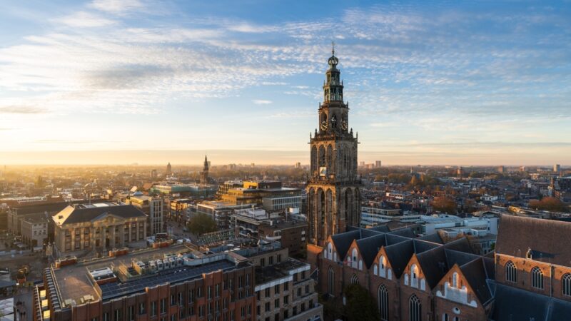 Een luchtfoto van de Martinitoren in Groningen